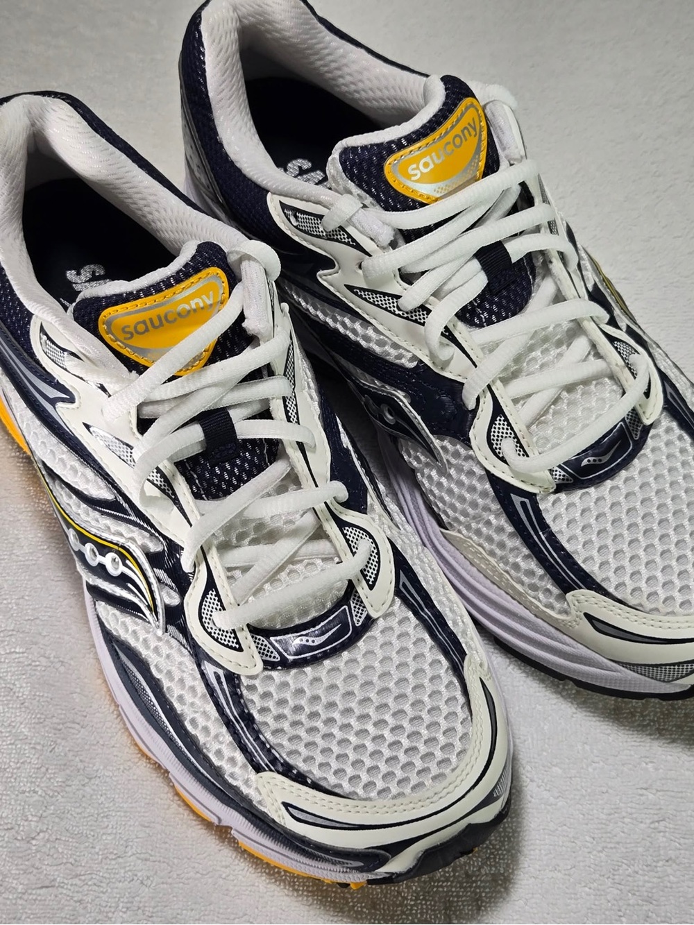 Saucony Men’s 9 White Navy Running Sneakers with Yellow Accents New Without Tags